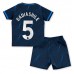 Billige Chelsea Benoit Badiashile #5 Børnetøj Udebanetrøje til baby 2023-24 Kortærmet (+ korte bukser)